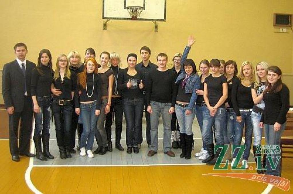 Konkursā «Profs - 2009» uzvarējusī Jelgavas Amatniecības vidusskolas sekretāru komanda kopā ar pedagogiem, žuriju un konkursa vadītāju.
Autors: no Jelgavas Amatniecības vidusskolas arhīva.