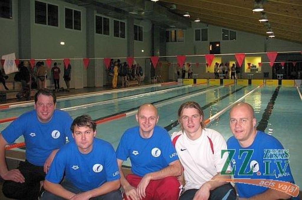 Kokneses jaunajā baseinā Valērijs Šinkus (no kreisās), Igors Ērciņš, Sergejs Gerasevs, Jaroslavs Orbidāns un Valērijs Minakovs.
Autors: no sportistu arhīva.
