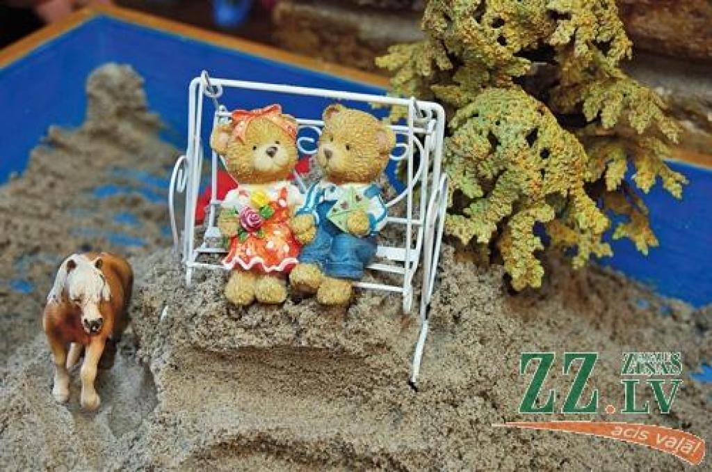 Darbošanās ar sausām smiltīm labāk palīdz atslābt. Mitras smiltis ir vieglāk būvēt un kontrolēt. Parupjās var labāk just ar pirkstiem.
Autors: Dainis Ģelzis