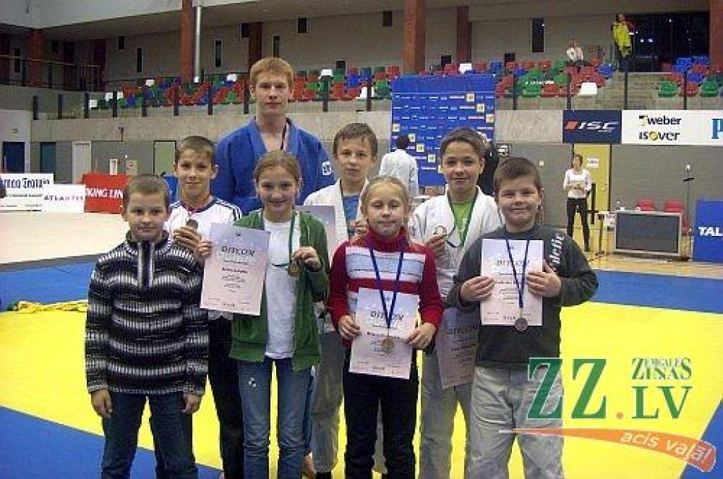 Ar starptautiska turnīra godalgām no Tartu atgriezušies: pirmajā rindā no kreisās – Andrejs Pļešivcevs, Arina Juroita, Miļena Rinkeviča, Vladislavs Balonovs, otrajā rindā no kreisās – Andrejs Kostjuks, Roberts Kabanovs, Krišs Upenieks, aizmugurē – Andrejs Rebrovs.
Autors: No BJSS arhīva.