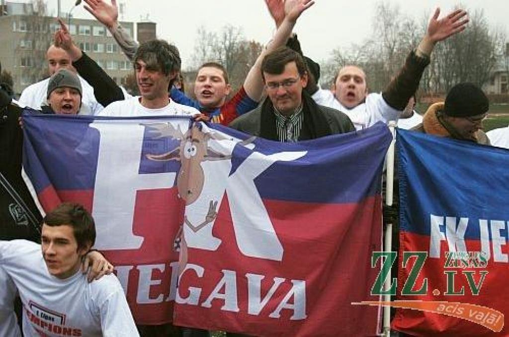 Dainis Kazakēvičs - melnajā jakā starp spēlētājiem un faniem Ozolniekos priecājas par sezonas uzvaru.
Autors: Agris Samcovs.