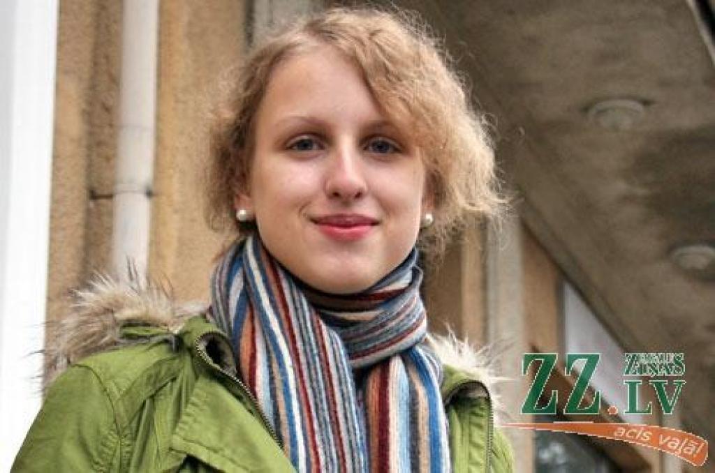 No Jelgavas Spīdolas ģimnāzijas eseju konkursā «Mans Latvijas karoga stāsts» vislabāk veicās 10. klases skolniecei Līvai Kenkelei.
Autors: Agris Samcovs.