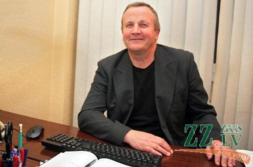 «Policistam, kurš turpat dzimis un audzis, savā pagastā ir grūti strādāt, taču viņš to lieliski pazīst,» domā Jelgavas novada Administratīvās komisijas priekšsēdētājs Modris Žeivots, kurš veido Jelgavas novada pašvaldības policijas struktūru.
Autors: Agris Samcovs.