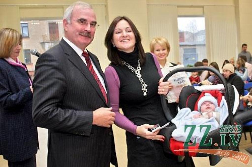 Kā pirmais no paša vectēva rokām piemiņas velti saņēma Jelgavas mēra mazdēls Bruno, kurš saldi gulēja māmiņas Karīnas Rāviņas – Vimbas rokās. 
Autors: Agris Samcovs.