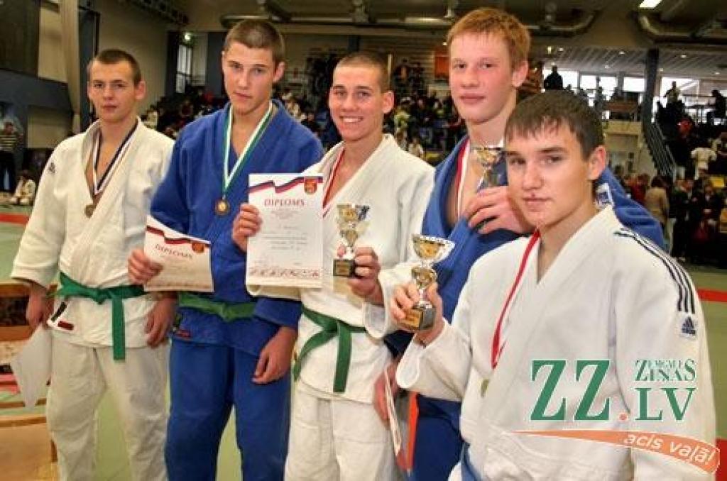 Jelgavas atklātā džudo čempionāta pirmie medaļnieki no mājinieku vidus: Aleksandrs Dobrjanskis (no kreisās), Iļja Taraņenko, Nikolajs Lapšins, Andrejs Rebrovs, Vadims Terentjevs.
Autors: Agris Samcovs.