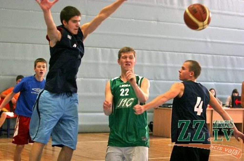 1.ģimnāzijas un Spīdolas ģimnāzijas duelī kā meitenēm (58:17), tā puišiem (54:44) pārāki bija 1.ģimnāzijas basketbolisti.
Autors: Agris Samcovs.