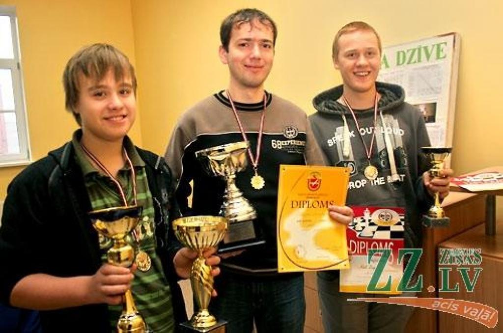 Latvijas čempioni un 9.Prāta spēļu līderi: Edgars Stepiņš (no kreisās), Artūrs Neikšāns un Kārlis Daģis.
Autors: Agris Samcovs.