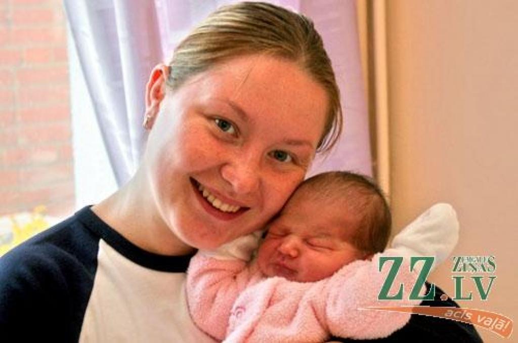 Jelgavnieki Jeļena un Aleksandrs Golovini 1. novembrī pulksten 5.44 sagaidīja pasaulē nākam meitiņu Arīnu. Mazā piedzima ģimenes dzemdībās  3160 gramu smaga un 51 centimetru gara. Pirms gadiņa ģimeni aplaimoja viņu pirmais mīlestības ziediņš – dēliņš Arians. Abiem mazuļiem izraudzīti līdzīgi vārdi, kas viegli izrunājami gan latviski, gan krieviski.
Autors: Agris Samcovs.