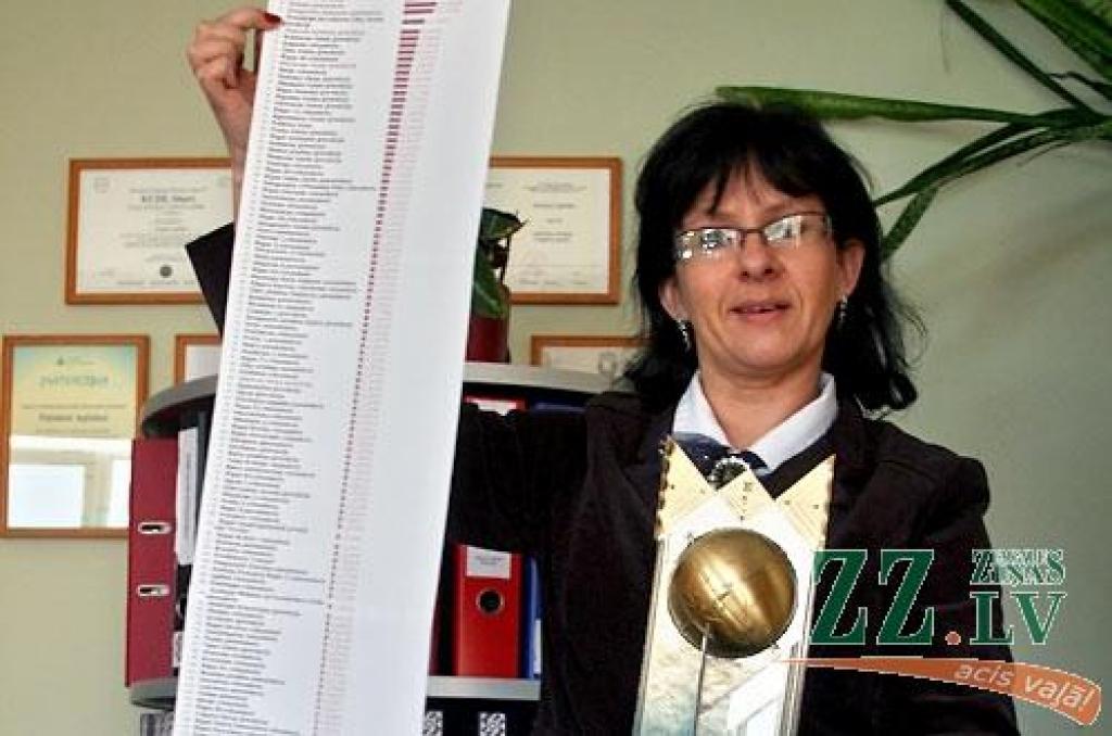 Spīdolas ģimnāzijas direktore Ilze Vilkārse ar Latvijas Nacionālajā operā saņemto Gandarījuma balvu.
Autors: Gaitis Grūtups.