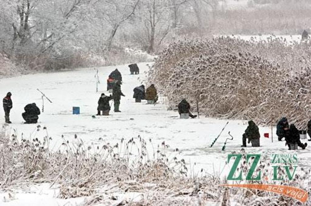 Decembrī upes aizsala pie augsta ūdens līmeņa, tādēļ daudzviet šaurākās vietās, pie tiltiem straume ledus kārtu bīstami izskalojusi. Līdz janvārī gaidāmajam lielajam salam labvēlīgāki apstākļi bļitkošanai ir uz mazajām upēm un slēgtos...