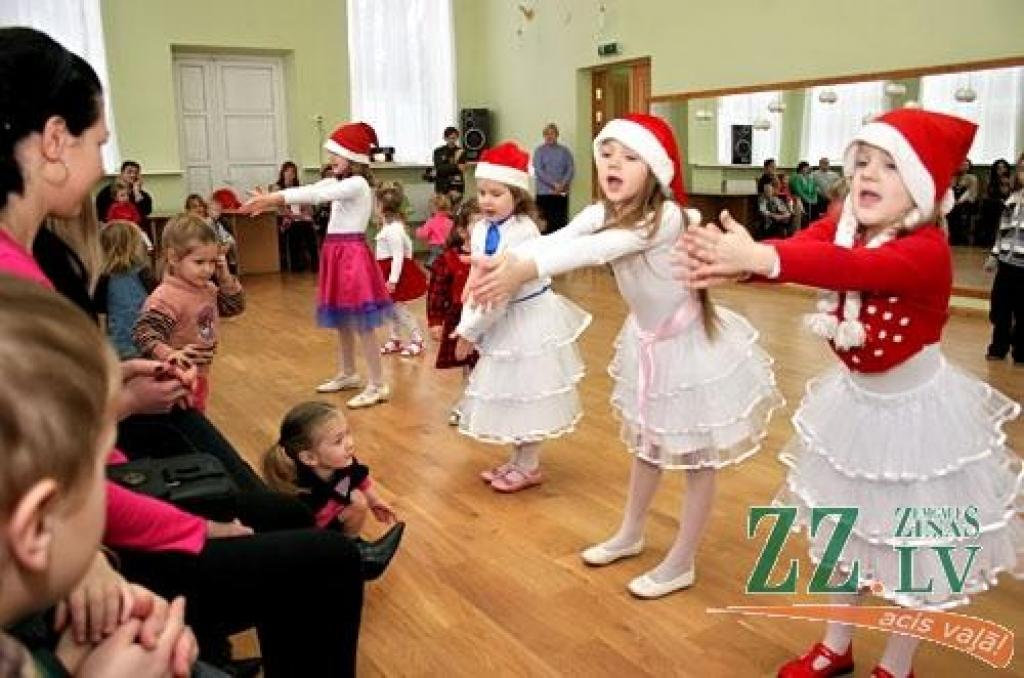 Putniņu deja, Sudmaliņas, dziesmiņas, pikošanās ar baltiem baloniem un citi prieki gaidīja mazuļus Jelgavas bērnu jauniešu centra «Junda» Bēbīšu skolas eglītē, kas notika pirmdienas pirmspusdienā.

«Mūsu Adrians skoliņas nodarbības gaida....