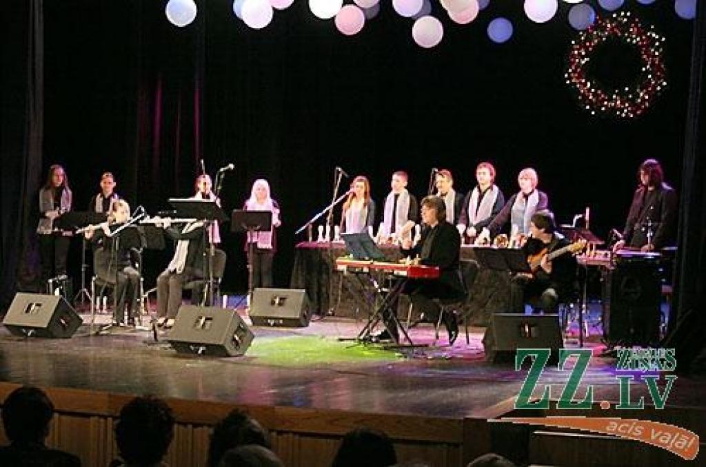 27.decembrī Jelgavas kultūras namā izskanēja koncerts «Zelta sirds», kurā tika izpildītas Jāņa Lūsēna dziesmas ar Kārļa Skalbes vārdiem. Tajā pāšā vakarā šī programma tika atskaņota arī Ogres novada Kultūras centrā.

Koncertā dziedāja...