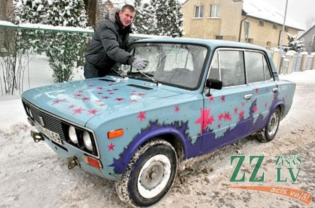 «Draudzene automašīnai uzlīmēja zvaigznītes, un tad es nolēmu tās uzkrāsot,» paskaidro jelgavnieks, Tehniskās fakultātes 1.kursa students Viesturs Šulcs, kura «žigulis» ar rozīgajām  un lillīgās nakts vēsmiņām atgādina egļīšu mantiņu....