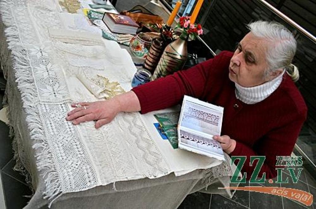 Sabiedrības integrācijas biroja organizētajā labdarības tirdziņā «Dāsnums mūžam neizsmeļams» šogad savus adījumus, tamborējumus, izšuvumus un citus roku darinājumus piedāvāja dažādu pilsētas organizāciju biedri.

Diemžēl paši autori...