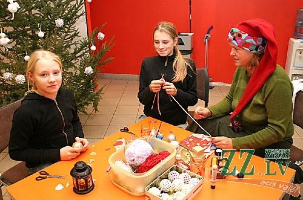 «Tuvojoties svētkiem sazinājos ar domubiedriem, kuri ir gatavi kā brīvprātīgie bērniem mācīt izgatavot apsveikumus, iesaiņot dāvanas rotāt piparkūkas, sazinājos arī ar lielveikalu «Pilsētas pasāža», kurš savukārt piekrita šim projektam...