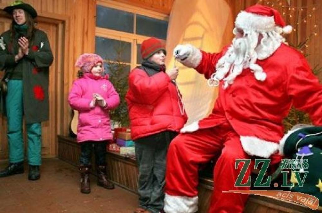 Ap 40 pirmklasnieku no visām Jelgavas skolām 14.decembrī gāja rotaļās, cepa piparkūkas, dzēra tēju, veidoja un saņēma Ziemassvētku dāvanas «Rūķu ciema» atklāšanas pasākumā Lediņos. Bērnu un jauniešu centra «Junda» direktores vietniece Inga...