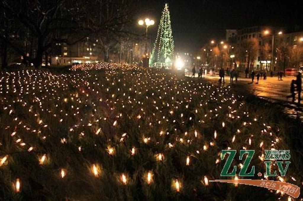 1. decembra vakarā tradicionāli iedegta Jelgavas pilsētas centrālā svētku egle Hercoga Jēkaba laukumā.