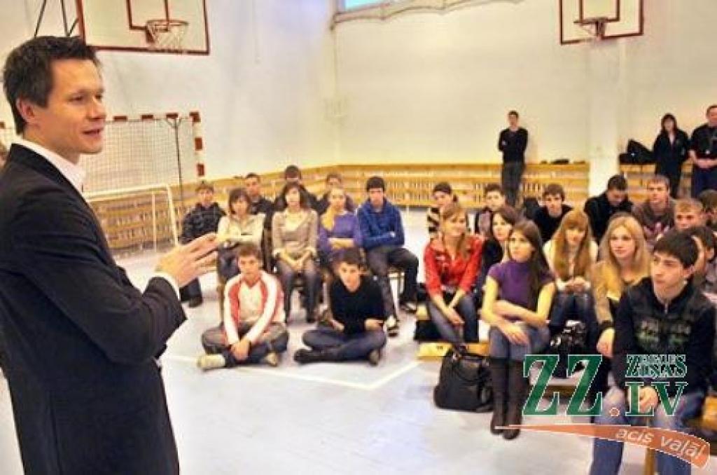 1.decembrī Jelgavas 5.vidusskolā skolēni tikās ar leģendāro basketbolistu un neseno sporta ierēdni Edgaru Šnepu. Tikšanos organizēja Sabiedrības integrācijas birojs pasākumu cikla «Izcilas personības – jelgavnieki» gaitā.