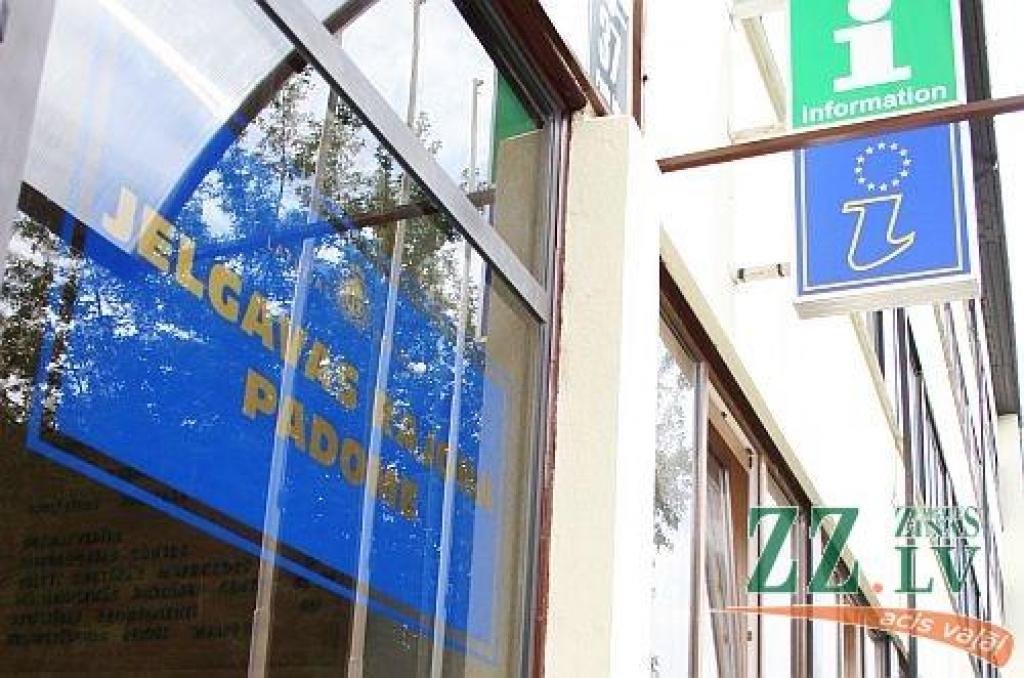 Jelgavas rajona padomes funkcijas, tiesības, saistības un darbiniekus pārņēma Jelgavas novads, kura administrācija strādā bijušajā rajona padomes ēkā Jelgavā, Pasta ielā 37.
Autors: ZZ arhīva foto