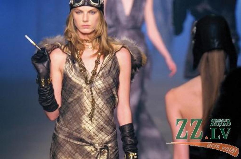 Žana Pola Gotjē vakartērps «Hermes» modes namam. Piegriezums slīpā diegā. Metālisks spīdums un  drapējums gurnu  daļā. Aksesuāriem –  kažokādas apkakle un garie cimdi.
Autors: Foto: AFP/LETA