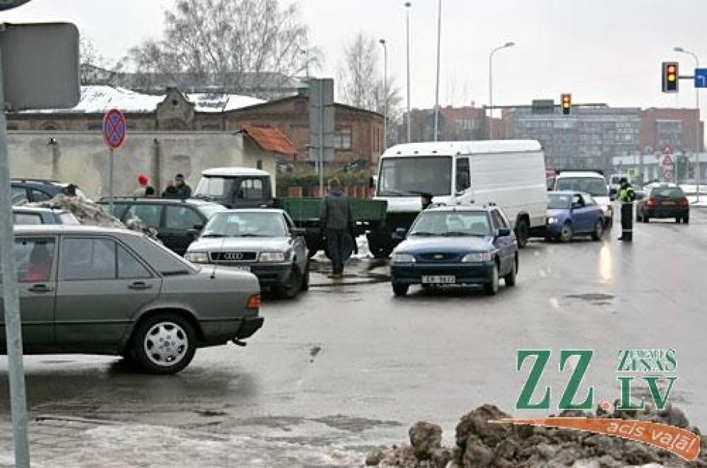 Auto rinda pie CSDD Jelgavas nodaļas vakar sākās jau uz ielas.
Autors: Agris Samcovs