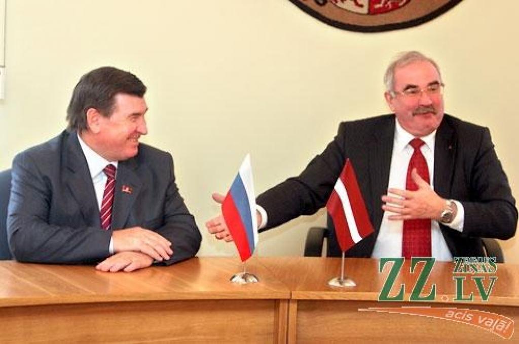 Maskavas valdības loceklis, Krievijas galvaspilsētas Dienvidu apgabala prefekts Jurijs Bulanovs un Jelgavas pilsētas Domes priekšsēdētājs Andris Rāviņš.
Autors: Agris Samcovs