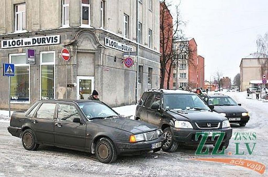 Negadījums Sudrabu Edžus un Akadēmijas ielas krustojumā.
Autors: Agris Samcovs