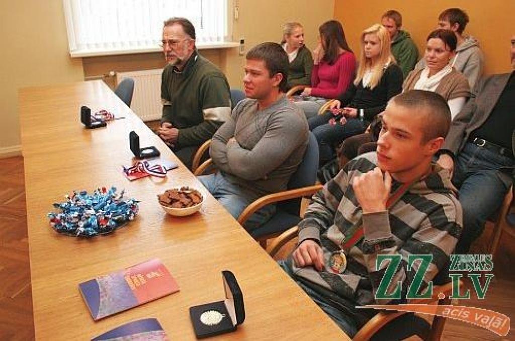 Sporta laureāti novembrī: Kalvis Kalniņš (no labās), Pāvels Kijanovs un Jānis Lasmanis.
Autors: Maira Dudareva