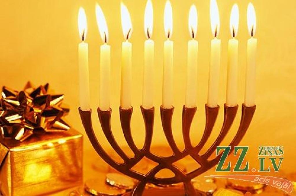 Hanukas svētku simbols - menora, jeb deviņu zaru svečturis, svētku astotajā vakarā.
Autors: no ecosilly.com