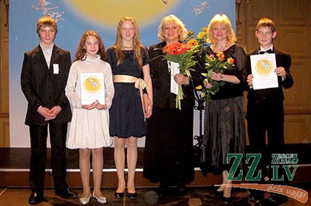 Jauno vokālistu konkursa «Putnu bērni 2009» finālisti.
Autors: no Jelgavas Mūzikas vidusskolas arhīva
