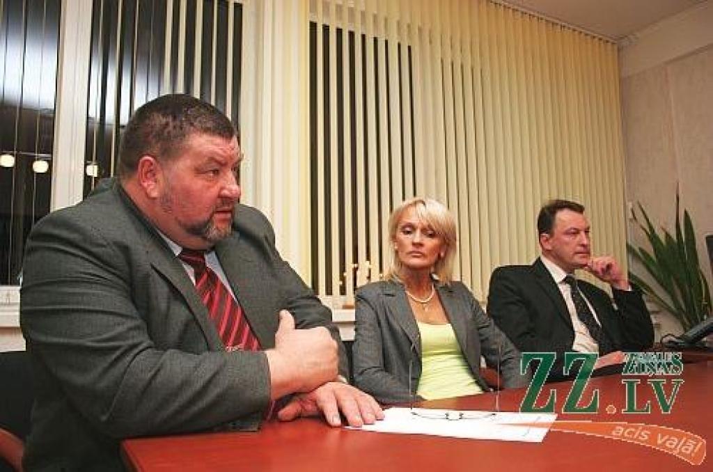 No kreisās: Jelgavas novada Domes priekšsēdētājs Ziedonis Caune (Z.C.), Kancelejas vadītāja Laila Čima (L.Č.) un  pašvaldības izpilddirektors Ivars Romānovs (I.R.), kas bija arī šo medību vadītājs.
Autors: Agris Samcovs