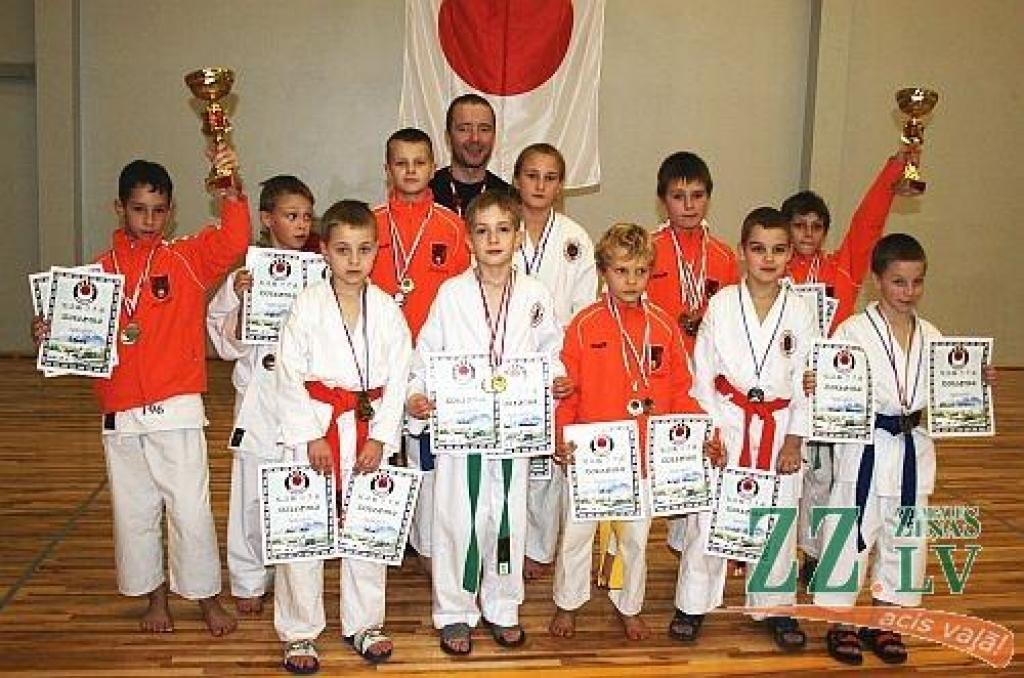 Grupa medaļnieku ar treneri Vitāliju Mišinu.
Autors: no kluba arhīva