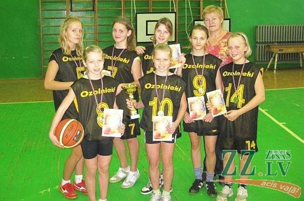 Ozolnieku vidusskolas jaunās basketbolistes – kausa ieguvējas novada sporta spēļu C grupā.
Autors: no Jelgavas novada Sporta centra arhīva