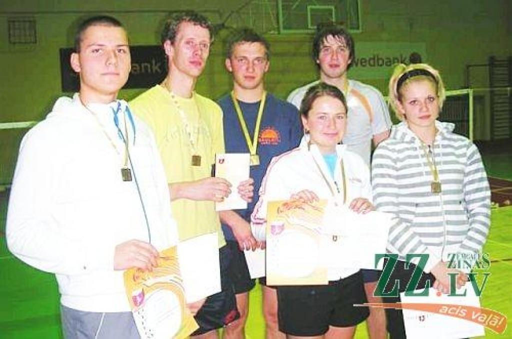 Badmintona medaļnieki (no kreisās) - Raivo Bobrovs, Raivis Reinfelds, Matīss Miezis, Elvis Pētersons, Elīna Dzalbe, Ieva Žavnere.
Autors: Publicitātes foto.
