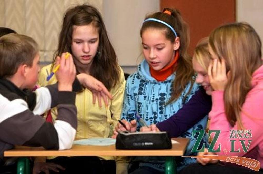 Jelgavas 1. ģimnāzijā, noslēdzot pasākuma ciklu «Esi gudrs, būsi vesels!», 7. un 8.klašu audzēkņiem viktorīnā nācās atbildēt uz jautājumiem, ko sagatavoja vecāko klašu audzēkņi.         
Autors: Agris Samcovs.