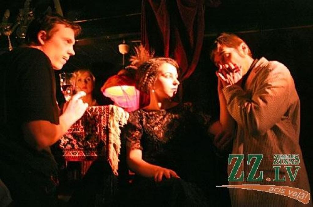 Patīkami aukstā ziemas vakarā uz pāris stundām nokļūt pavisam citā pasaulē - šādu iespēju šonedēļ piedāvā Jelgavas Studentu teātris (JST), kas pašā janvāra spelgonī aicina pavadīt vakaru kafejnīcas gaisotnē.

Izrāde «Le Cafe de Theatre»...