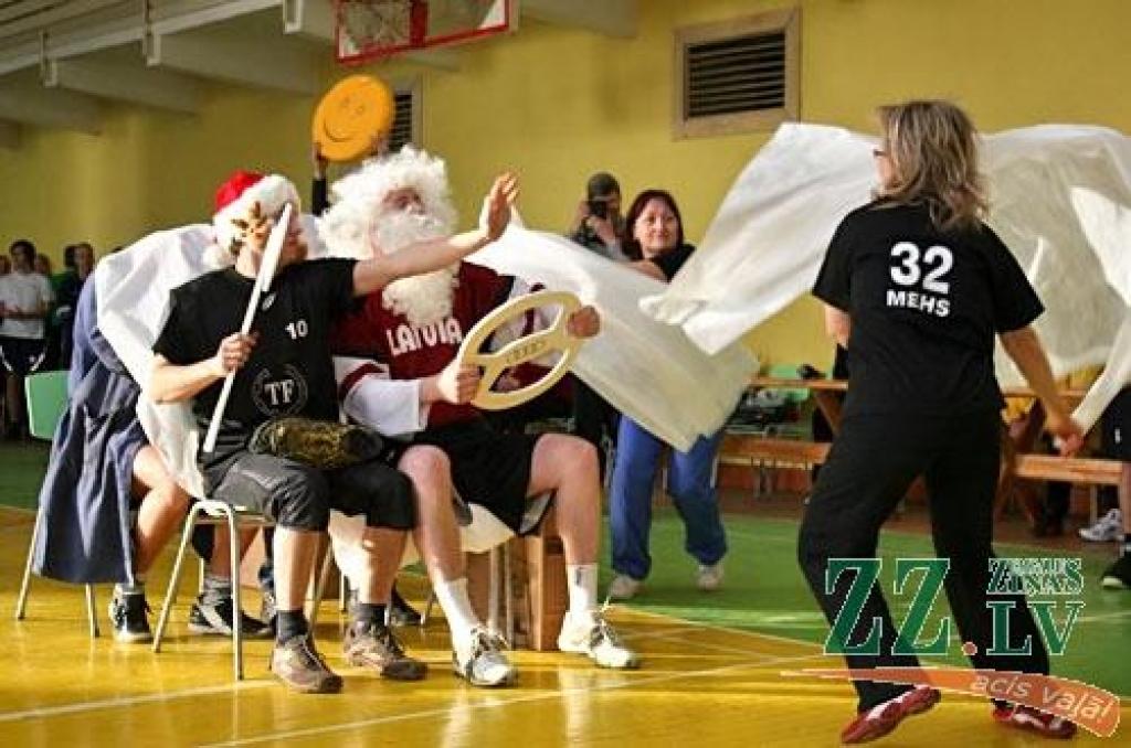 Visas fakultātes un kopumā 11 struktūrvienības bija pārstāvētas LLU gadskārtējā darbinieku sporta dienā, lai mērotos spēkiem dažādās sacensībās.

Sporta namā bija jāierodas ar jau izpildītu mājasdarbu par tēmu «Kā pavadījāt divu nedēļu...