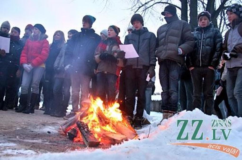 Turpinot vairāk nekā 10 gadu tradīciju, atmodas laikā dibinātās Spīdolas ģimnāzijas pagalmā šorīt kurināja ugunskuru 1991.gada barikāžu atcerei. Piedalījās vecāko klašu skolēni, kuri ir dzimuši barikāžu laikā, pedagogi un audzēkņu vecāki –...