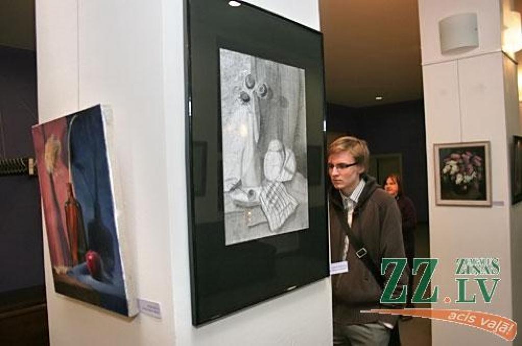 Jelgavas kultūras nams 2010.izstāžu gadu sāka ceturtdien uzreiz ar četru jaunu ekspozīciju atvēršanu. Visu jaunizstādīto darbu autori ir Jelgavas Tautas gleznošanas studijas dalībnieki, kas māku vizuāli izpausties papildina pie pedagogiem...