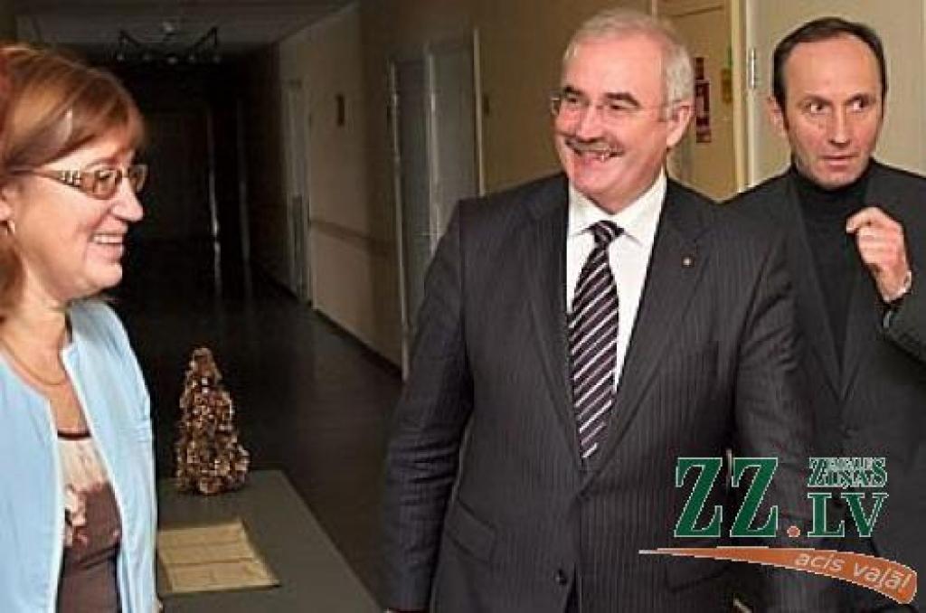 Nedēļas foto. Iesūti savu parakstu!
Ko, ejot līdzās Andrim Rāviņam, domā slimnīcas vadītājs Andris Ķipurs?
Aicinām jūs, lasītāji, iesūtīt publicēšanai gan savas, smaidu raisošas, ar Jelgavu un novadiem saistītas fotogrāfijas, gan...