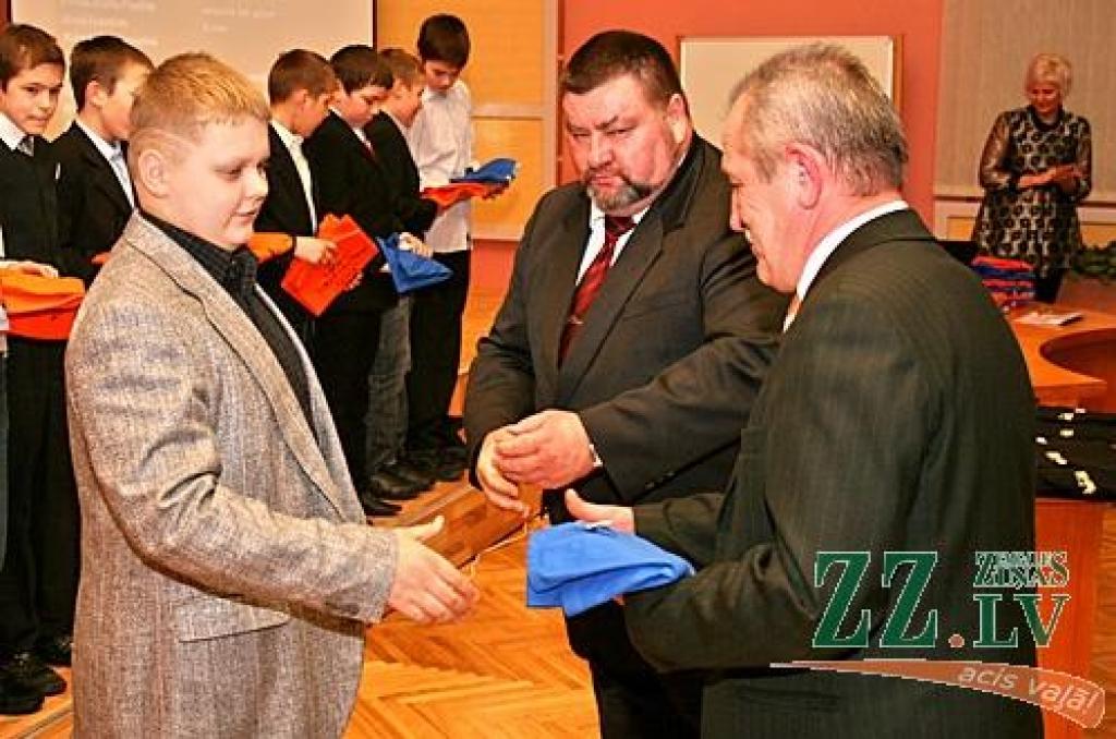 Vienu no 65 katram sportistam īpaši darinātajām medaļām un T-krekliem saņem Latvijas čempions volejbolā un lodes grūšanā Dagnis Roziņš.
Autors: Andris Andersons