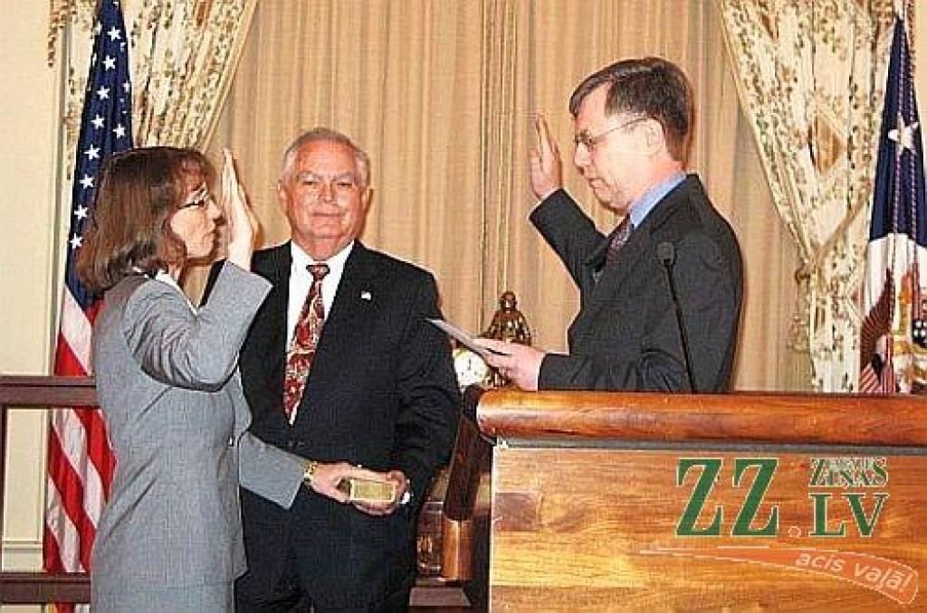 Dž.Gārbere nodod zvērestu, lai stātos vēstnieces amatā.
Autors: Amerikas latviešu apvienība (ALA)