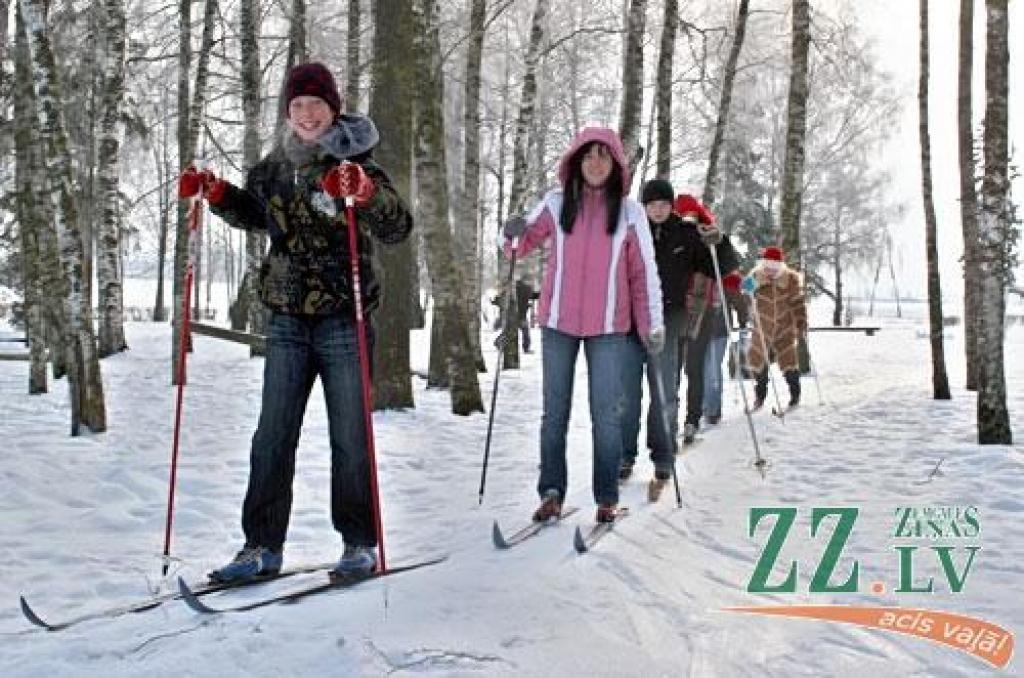 Slēpošana sporta stundās Sesavas pamatskolā.
Autors: Agris Samcovs