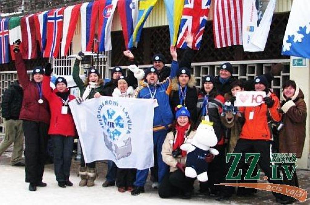 Pasaules čempionāta talismanu – trollīti Muminu – Latvijas ziemas peldētājiem Bledā nodeva  Starptautiskās Ziemas peldēšanas asociācijas prezidente Marija Irju Koskinena (centrā).
Autors: Foto no «Jelgavas roņu» arhīva