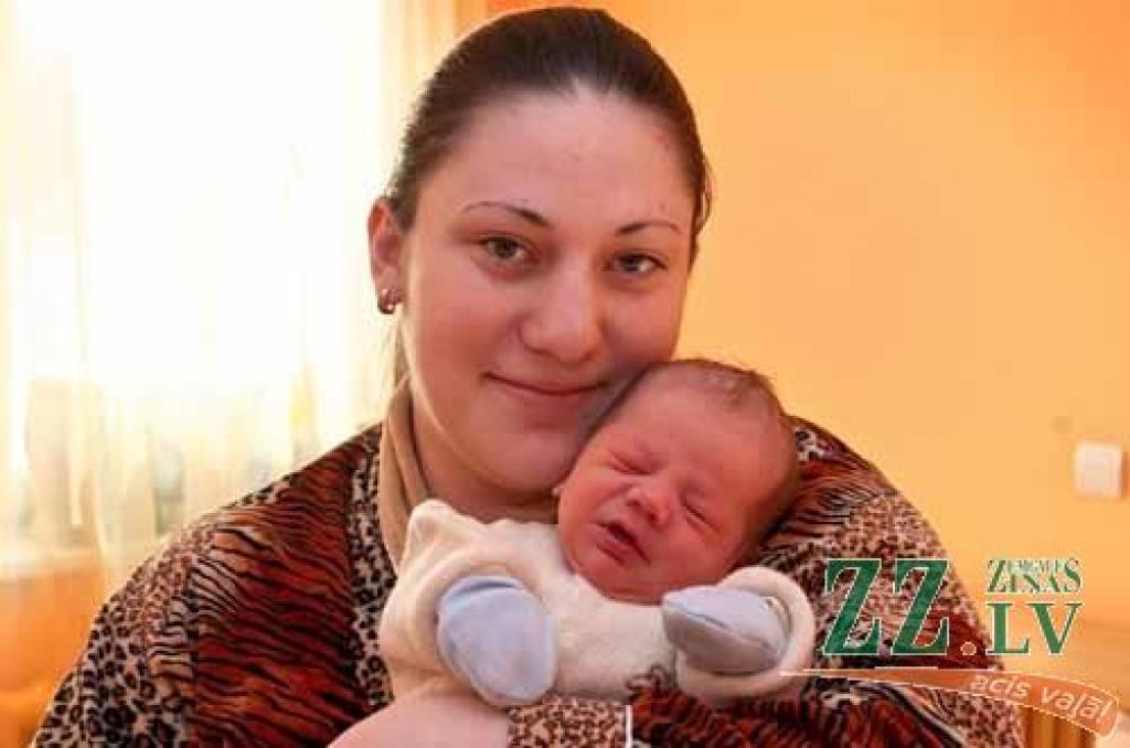 Jelgavnieku Anastasijas Mališevas un Sergeja Borzova ģimenes pieaugums sagaidīts 25.janvāra pēcpusdienā. 3650 gramu smagais un 53 centimetrus garais dēliņš ģimenē ir pirmais mantinieks. Savu atvasīti vaigā vēl nav redzējis tētis, kurš patlaban iztiku ģimenei pelna Vācijā, bet tuvākajās dienās solījis apciemot savus mīļos. Mazajam puisēnam dots tēta izraudzīts vārds Artjoms.
Autors: Agris Samcovs