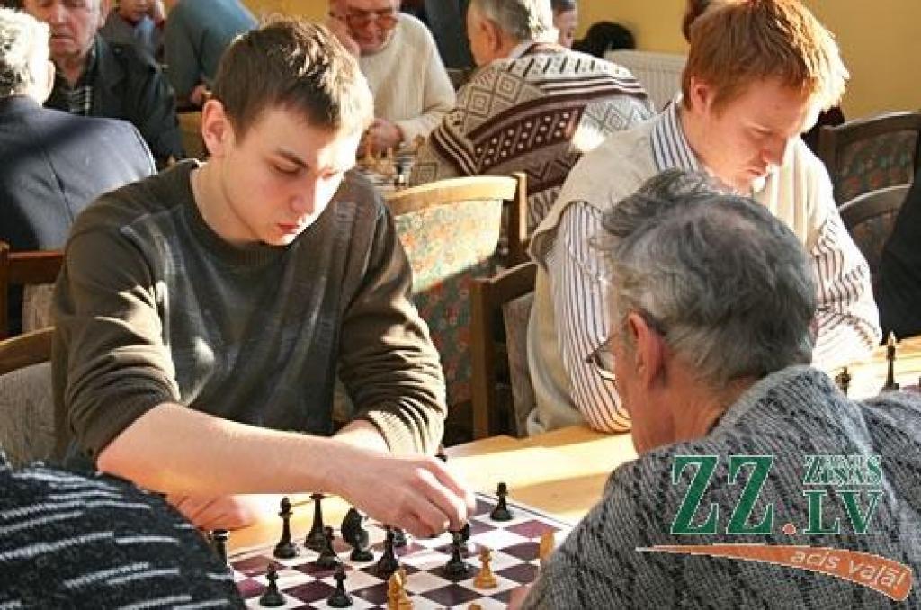 Ar pārliecinošu rezultātu ātrspēles čempiona titulu izcīnīja meistarkandidāts Jevgeņijs Kločans (pa kreisi, pie melnajām figūrām).
Autors: Agris Samcovs