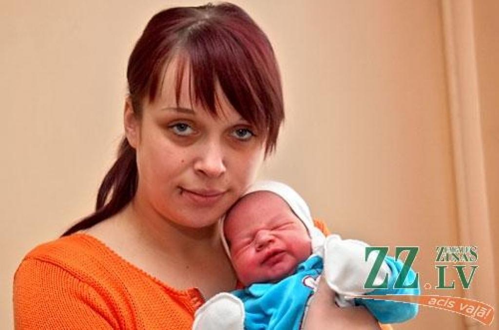 Ingas Rūdes un Andreja Kostjuka mantinieks pasaulē nāca apaļus četrus kilogramus smags un 59 centimetrus garš. Mazais Markuss piedzima 19.janvārī pulksten 19.35. Brālīti mājās gaida sešgadīgā māsiņa Elīna. Par vārda izvēli pastarītim māmiņa saka: «Tas atrada mūs. Gāju pa ielu, un pretī brauca ratiņi ar numura zīmi «Markuss». Man šis vārds tā iepatikās, ka divu domu nebija – savam dēlam es arī tādu gribu.» Dzemdībās klāt bija un lielu atbalstu Ingai sniedza viņas sirdsdraudzene Gunita.
Autors: Agris Samcovs