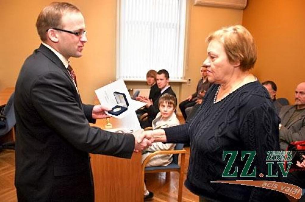 Andrejam Dūdam balvu nogādāt sola Jelgavas Specializētās peldēšanas skolas direktore Zelma Ozoliņa.
Autors: Agris Samcovs