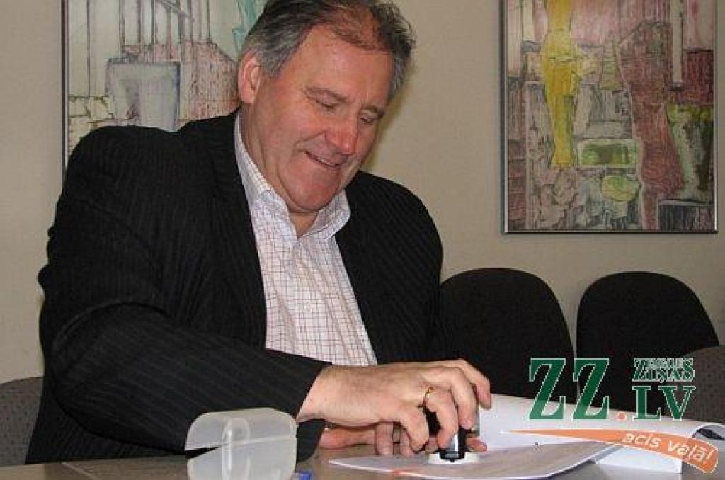 SIA «Jelgavas Nekustamā īpašuma pārvalde» valdes loceklis Juris Vidžis līguma noslēgšanas brīdī. 
Autors: BEMA