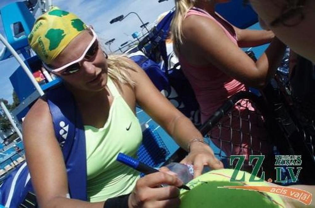 Līga Dekmeijere pagājušā gada «Australia Open» turnīrā sniedz autogrāfus saviem faniem.
Autors: no Līgas Dekmeijeres personīgā arhīva